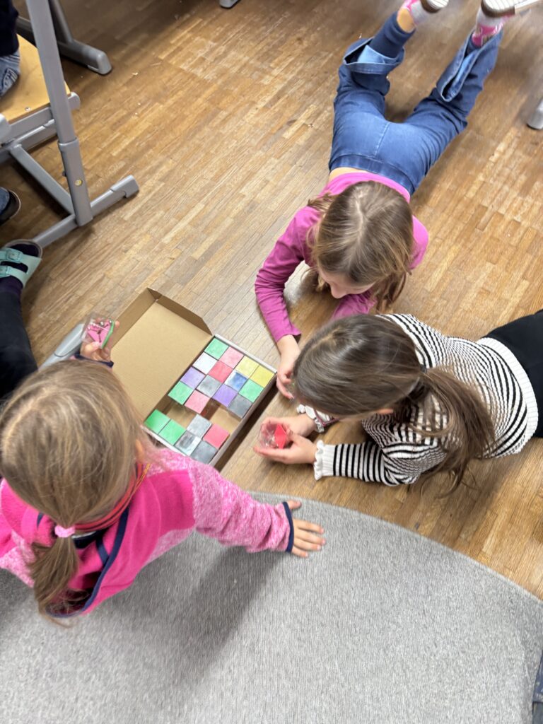 Spielpause: Kinder spielen mit verschiedenen Geschicklichkeitsspielen.