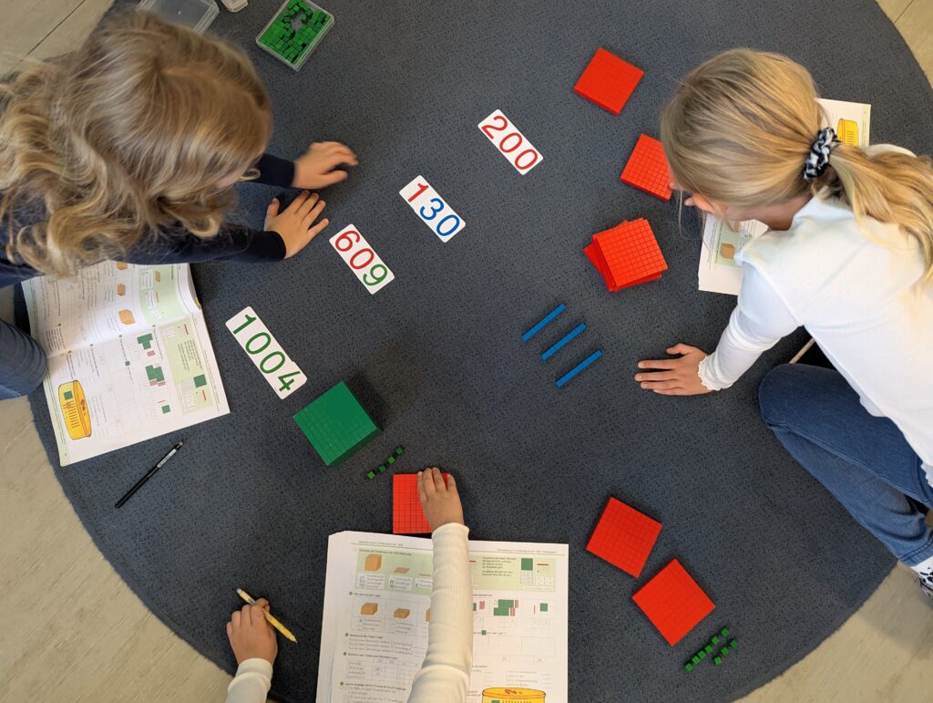 Arbeitsphasen in der 3a Klasse. Mathematik mit Legematerial für den Aufbau zum 1000. 