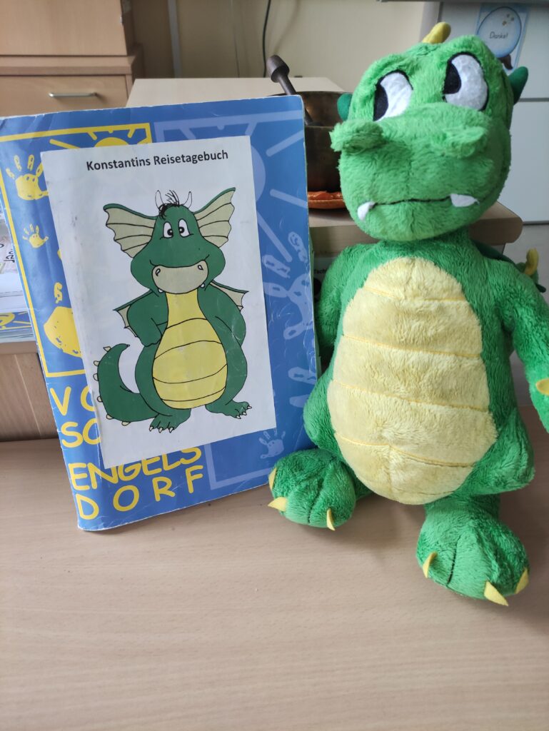 Klassenmaskottchen "Konstantin" begleitet die 3a Klasse durch das Schuljahr. 