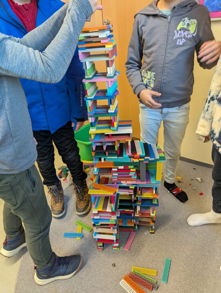 Kinder bauen mit den bunten "Kapla" Steinen.