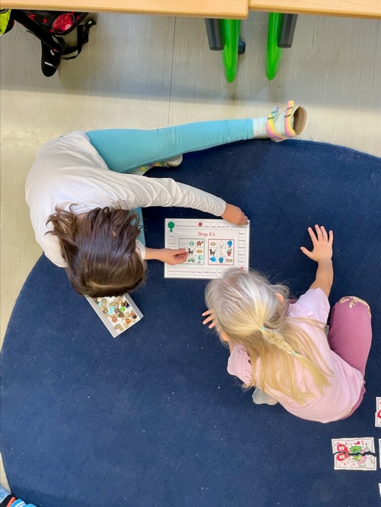 Deutsch: Anlauttraining zum Buchstaben K k
Zwei Kinder spielen Anlautbingo.