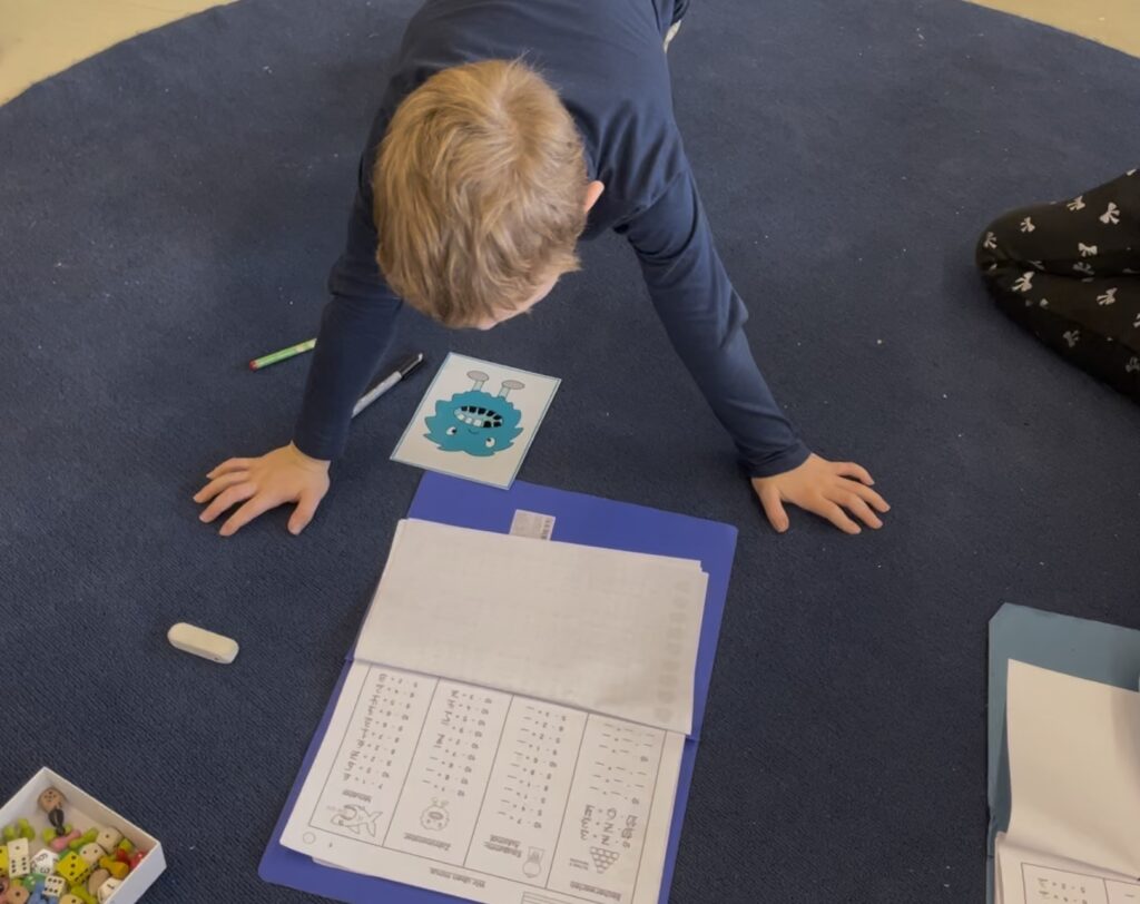 Mathematik: Ein Kind übt das Minusrechnen. 