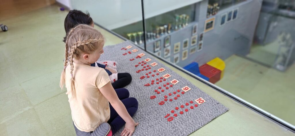Am Boden legen Kinder die Ziffern 1-10 und legen die roten Chips dazu. 