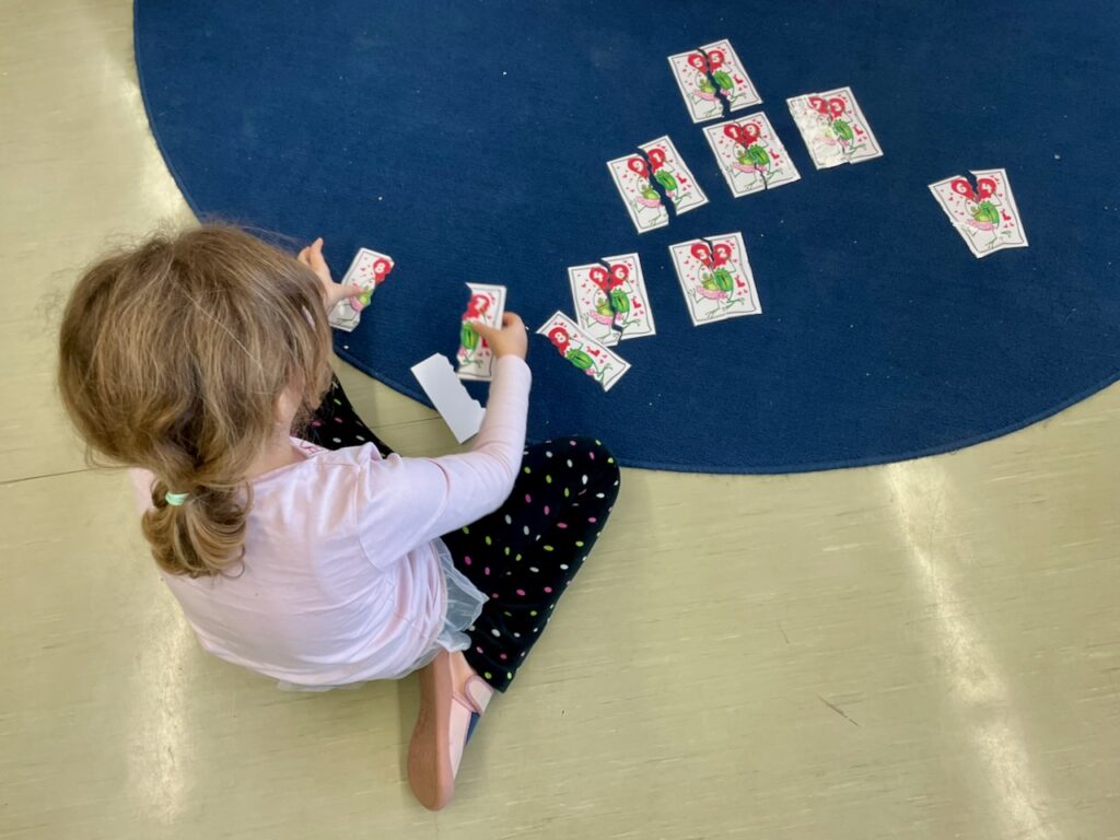 Ein Kind zerlegt Zahlen. 