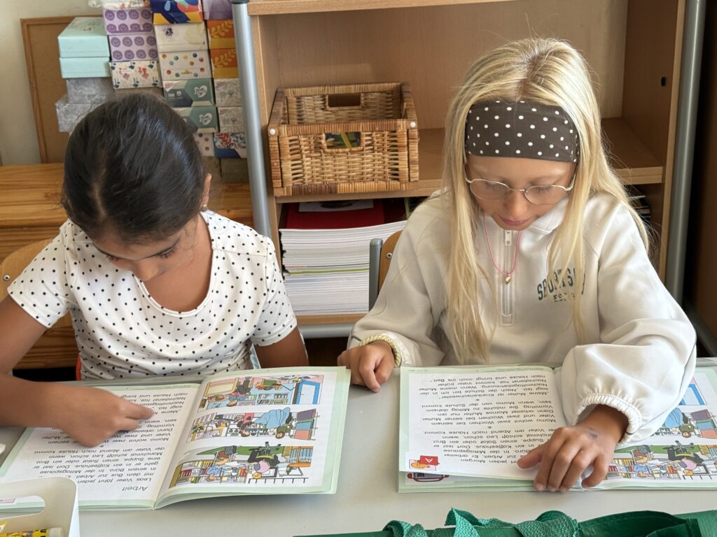 Tandemlesen:
Zwei Kinder lesen gemeinsam.
