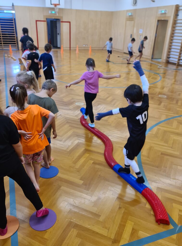 Bewegung und Sport: Kinder balancieren.