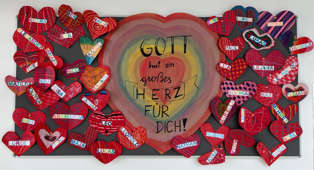 Gott hat ein großes Herz für dich! Wunderschön gestaltetes Herz mit den Namen der Kinder der 1. Klasse. 